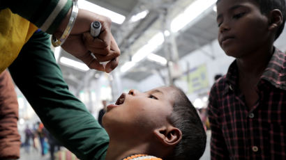 백신 투여뒤 집단 구토…인도 아이들 삼킨건 손소독제였다