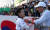 정의선(사진 오른쪽) 현대차그룹 회장이 5년 전 리우올림픽에서 애플워치를 착용한 채 양궁 국가대표 선수를 격려하고 있다. [중앙포토] 