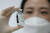 인천 연수구 셀트리온 2공장에서 한 연구원이 코로나19 항체 치료제 CT-P59를 살펴보고 있다. 뉴스1