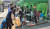 시민들이 성남자원순환가게에서 재활용 분리과정에 참여하고 있다. [성남자원순환가게 제공]