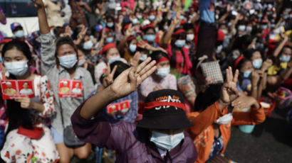 세손가락 들고 "군부독재 타도"…미얀마 수천명 거리 시위 