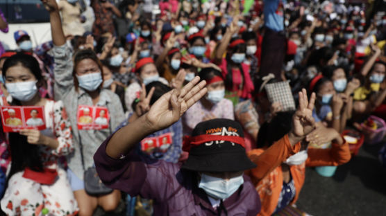 세손가락 들고 "군부독재 타도"…미얀마 수천명 거리 시위 