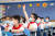 지난해 9월 중국 후베이성 우한의 한 초등학교 교실에서 한 학생이 선생님의 질문에 답하려 손을 들고 있다. [AFP=연합뉴스] 