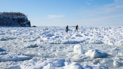 [한 컷 세계여행] 세상의 땅끝에서 얼음 덮인 바다를 걷다