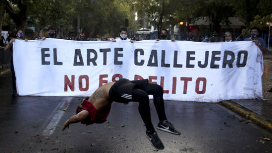 "아비없는 자식들이라고?" 경찰의 거리예술가 사살로 칠레 시위 격화 