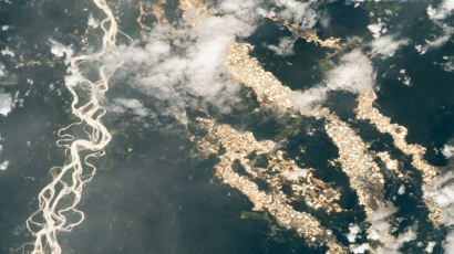 우주서 찍힌 놀라운 '금빛 웅덩이들'…아마존 재앙이었다