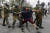 광대 사살사건이 일어난 팡기푸이에서 6일 한 광대가 시위를 벌이다 경찰에 체포되고 있다. AP=연합뉴스