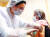 러시아 모스크바의 한 병원에서 의료진이 러시아가 제차 개발한 ‘스푸트니크 V’ 백신을 접종하고 있다. 러시아는 무료 접종이다. [AFP=연합뉴스]