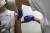 프랑스의 리옹 지역의 의료진이 아스트라제네카-옥스퍼드대가 공동 개발한 코로나19 백신을 접종하고 있다.[AP=연합뉴스]