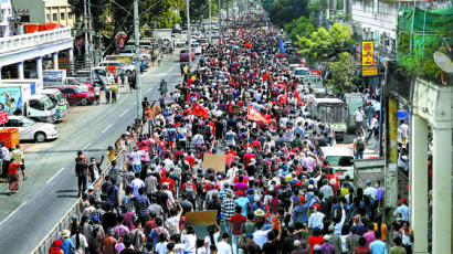 [사진] 미얀마 “쿠데타 반대” 수만 명 거리로