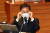박범계 법무부 장관이 4일 국회 본회의에서 열린 정치·외교·통일·안보 분야 대정부 질문에서 안경을 고쳐쓰고 있다. 오종택 기자