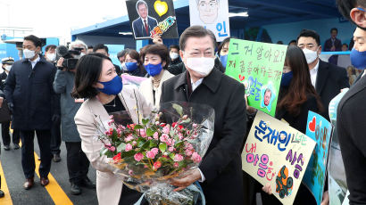 오세훈 "낯뜨거운 文찬양" 때리자···김남국 "朴 변기의전" 응수