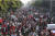 지난 7일 미얀마 만달레이의 거리에 수많은 사람이 모여 군부 쿠데타에 항의하고 아웅산 수지 국가고문의 석방을 요구하고 있다. AP=연합뉴스