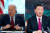 조 바이든 미국 대통령(왼쪽)이 28일 백악관 집무실에서 보건 관련 행정 명령에 사인하고 있다. 시진핑 중국 국가주석(오른쪽)이 지난 25일 세계경제포럼 다보스 특별회의에서 화상을 통해 연설하고 있다. [AP·신화=연합뉴스]