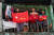 미얀마 최대도시 양곤에서 지난 7일 군사 쿠데타에 항의하는 주민들이 붉은 바탕에 하얀 별과 금색 공작새가 그려진 아웅산 수지 국가고문의 국민민주동맹(NLD)의 깃발을 들고 있다. 로이터=연합뉴스 
