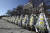 김명수 대법원장의 사퇴를 촉구하는 근조 화환들이 8일 서울 서초구 대법원 앞 인도에 놓여 있다. 김성룡 기자