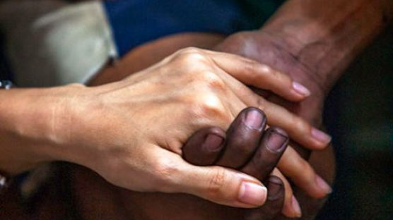[더오래]신애라가 말 없이 잡은 필리핀 빈민가 엄마의 손 