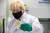 보리스 존슨 영국 총리가 8일(현지시간) 옥스퍼드대의 아스트라제네카 백신 품질 관리 실험실에 방문해 포즈를 취하고 있다. [AFP=연합뉴스]