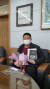 김성훈 부장검사가 출간한 책인 '식욕만족 다이어트'를 선물받은 황건군. 법무부 법사랑위원 경주지역연합회 제공