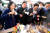 지난달 23일 오전 서울 중구 남대문시장에서 이낙연 더불어민주당 대표와 서울시장 보궐선거 경선에 나서는 우상호 의원, 박영선 전 중소벤처기업부 장관이 어묵을 먹고 있다. 뉴시스