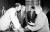 82년 7월 국무장관 지명자 시절의 슐츠(오른쪽)가 조 바이든(왼쪽) 현 대통령 등 당시 상원 외교관계위 위원들과 대화하고 있다. [중앙포토]