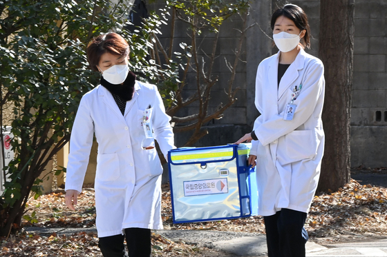 9일 오후 서울 중구 국립중앙의료원 종합암예방접종센터에서 진행된 코로나19 백신 접종 모의훈련에서 의료진들이 백신을 옮기고 있다. 사진공동취재단