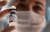 모스크바에서 한 의료진이 러시아산 백신을 들어보이고 있다. [AFP=연합뉴스]