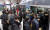 2016년 3월 14일 서울 구로구의 지하철 7호선 온수역 플랫폼에서 승객들이 줄지어 서 있다. [중앙포토]