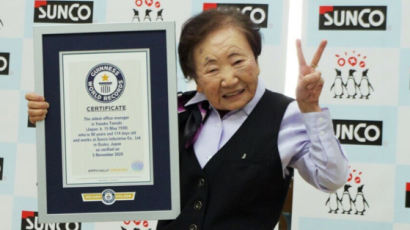 세계 최고령 총무부원 기네스북 오른 90세 日여성.."근속 65년 비결은"
