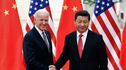 바이든, 시진핑 면전서 중국 견제, 위구르족 인권 탄압 꺼냈다