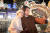 결혼을 앞둔 한중 국제커플로 호흡 맞춘 중국 배우 천두링과 이동휘가 연말 분위기 물씬한 거리에서 기념 사진을 찍고 있다. [사진 에이스메이커무비웍스]