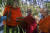 지난 10일 스리랑카에서 벌목 위기에 처한 희귀종 나무에 오렌지색 천을 두르고 '출가'를 시키는 모습. [AFP=연합뉴스]
