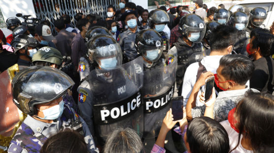 20대 여성 미얀마 시위 중 피격 뇌사… 가족, 산소호흡기 떼기로