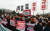 지난해 3월 시민사회단체 회원들이 청와대 앞에서 한미 방위비분담금 협상 관련 미국의 무리한 요구를 항의하는 내용의 기자회견에 나선 모습. [연합뉴스]