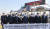 이재명 경기도지사가 15일 오후 경기도 김포시 걸포동 일산대교 요금소 앞에서 일산대교 통행료 개선을 위한 현장 간담회에 앞서 참석자들과 기념촬영을 하고 있다. 뉴스1