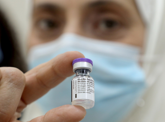레바논 의료진이 지난 14일 화이자 백신을 들고 있다. 로이터=연합뉴스