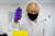 보리스 존슨 영국 총리가 13일(현지시간) 마스크를 쓴 채 뉴캐슬에 있는 한 생명공학 회사(QuantuMDx)를 방문해 실험 장비를 들어 보이고 있다. [로이터=연합뉴스]