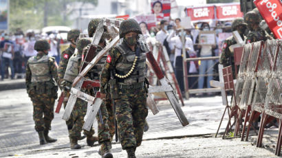 미얀마 군, 고무탄 쏴 부상자 속출…양곤엔 장갑차 투입