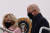 조 바이든 미국 대통령과 부인 질 여사가 15일 앤드루스 공군기지에서 에어포스원에서 내리고 있다. 바이든 부부는 대통령 별장인 캠프 데이비드에서 연휴를 보내고 워싱턴으로 돌아왔다. [로이터=연합뉴스]
