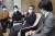 지난 8일 오후 KT 광화문 사옥에서 열린 스타트업 간담회에서 구현모 대표(오른쪽에서 둘째)가 스타트업 대표들과 이야기를 나누고 있다. [사진 KT]