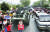 미얀마 장갑차 앞 시위대