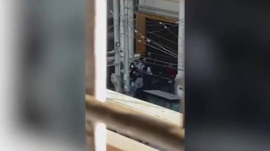 건물 내부까지 장총 겨눴다…미얀마 사복경찰 발포 포착[영상]