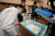 16일 저녁 도쿄의료센터의 한 직원이 병원에 도착한 화이자 백신의 온도를 확인하고 있다. [로이터=연합뉴스]