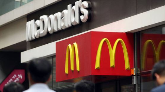 맥도날드 직원 1년 넘게 ‘남녀 공용 탈의실’ 불법 촬영···구속송치