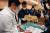 일본에서 코로나19 백신 접종 시작을 하루 앞둔 16일 도쿄의 한 병원 관계자가 수령한 백신의 온도를 점검하고 있다. AFP=연합뉴스