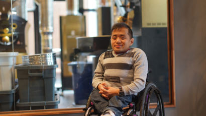 코로나 전사 '커조남'…커피 5500잔 기부한 휠체어 영웅 