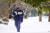 텍사스의 우편배달부 레이숀 릴레이가 17일 강추위 속에 눈 쌓인 길을 걸어 우편물을 배달하고 있다. AP=연합뉴스