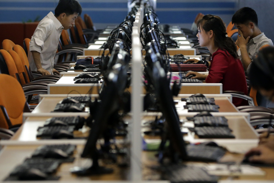 북한 평양의 과학기술단지에서 연구진들이 컴퓨터를 사용하는 모습. AP=연합뉴스