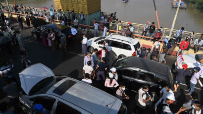 미얀마 시위대 '차량 버려두기' 전략… 일촉즉발 위기는 계속