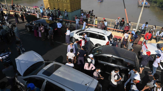 미얀마 시위대 '차량 버려두기' 전략… 일촉즉발 위기는 계속
